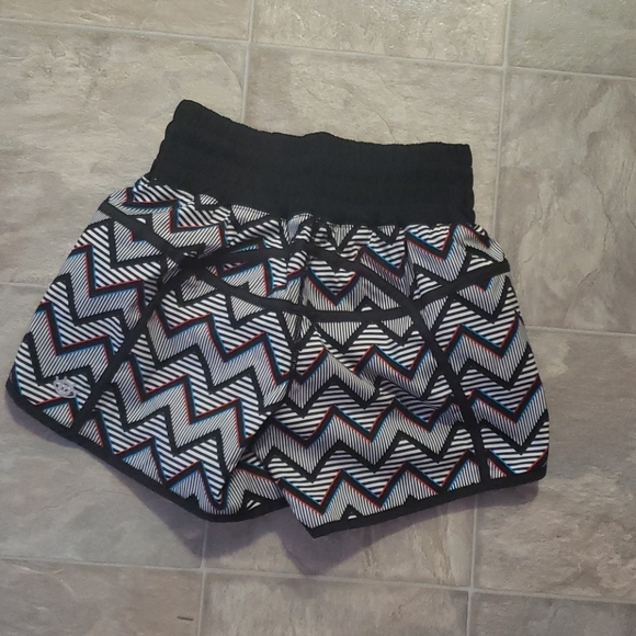 Lululemon Seawheeze tracker shorts - Picture 2 of 4